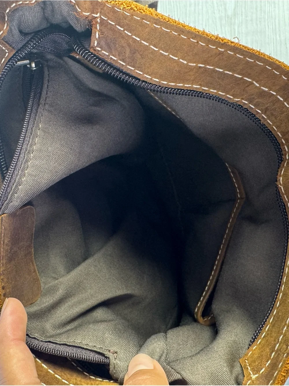 The real leather  Men's Brown Leather Messenger Bag - Classic Crossbody